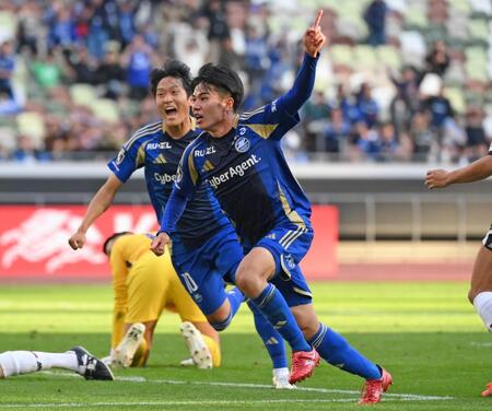 　延長前半、ゴールを決め喜ぶ町田・林（手前）