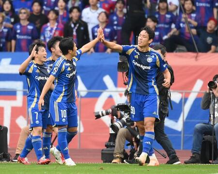 　延長後半、チーム２点目のゴールを決め喜ぶ町田・呉世勲（右端）