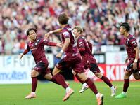 　前半、先制ゴールを決め喜ぶ神戸・永戸勝也（左）＝撮影・山口登