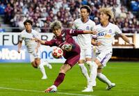 　後半、攻め込む神戸・大迫（左から２人目）