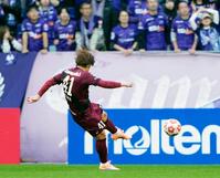 　前半、先制ゴールを決める神戸・永戸