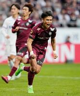 　後半、チーム２点目となるＰＫを決め、駆け出す神戸・佐々木