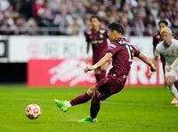 　後半、チーム２点目となるＰＫを決める神戸・佐々木