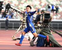 　延長前半、ゴールを決め喜ぶ町田・林