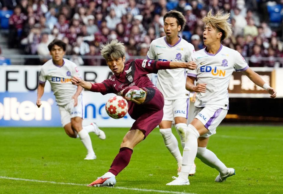 　後半、攻め込む神戸・大迫（左から２人目）