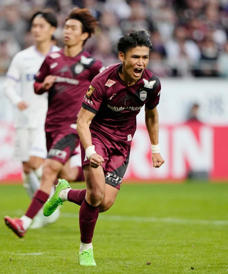 　後半、チーム２点目となるＰＫを決め、駆け出す神戸・佐々木