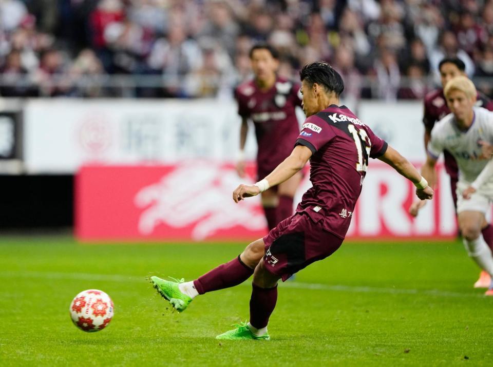 　後半、チーム２点目となるＰＫを決める神戸・佐々木