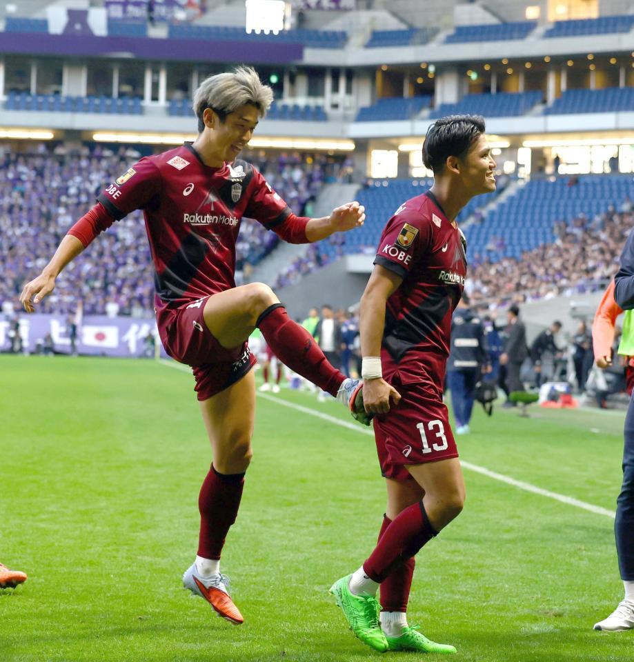 　後半、ＰＫを決めた佐々木大樹（右）を手荒く祝福する神戸・大迫勇也（撮影・山口登）