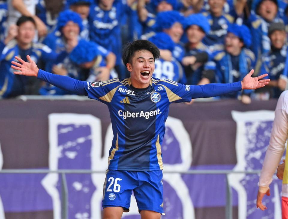 　延長前半、ゴールを決め喜ぶ町田・林