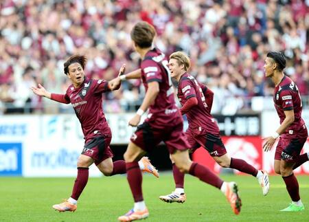 　前半、先制ゴールを決め喜ぶ神戸・永戸（左）　