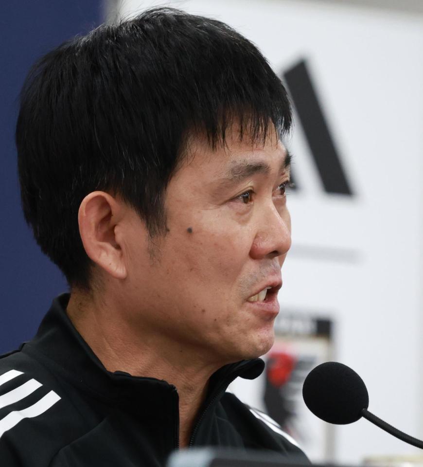 　厳しい表情で会見する森保一監督（撮影・金田祐二）