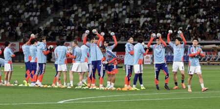 　試合前、サポーターにあいさつする日本代表イレブン