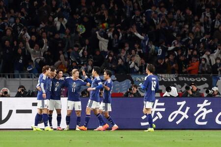 森保ジャパン１００試合目　前半４分に電光石火の先制劇　鎌田が鮮やか先制弾　久保のクロスに胸トラップから左足一閃