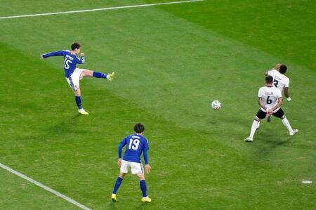 　前半、先制ゴールを決める鎌田（左上）