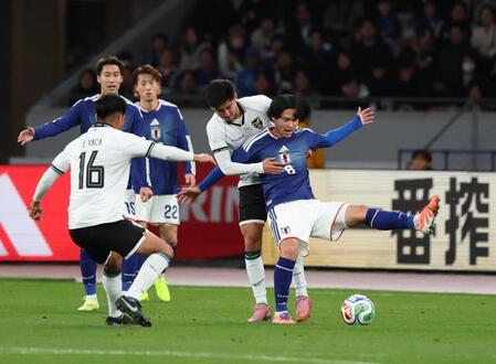 　前半、競り合う南野拓実（撮影・金田祐二）