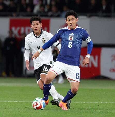 　前半、競り合う遠藤航（右）＝撮影・石井剣太郎