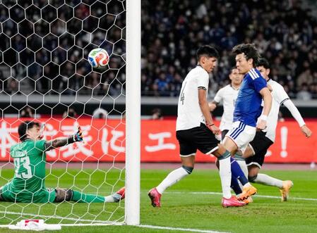 　後半、チーム２点目のゴールを決める町野（右）