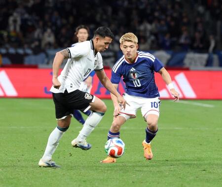 　後半、競り合う堂安律（右）＝撮影・石井剣太郎