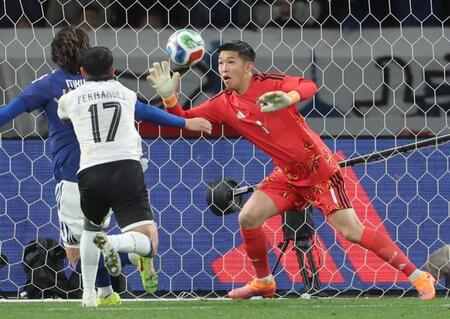 　後半、ボールに飛びつくＧＫ早川