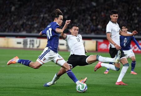 　前半、攻め込む久保建英（撮影・金田祐二）