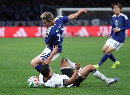 　前半、競り合う前田大然（撮影・金田祐二）