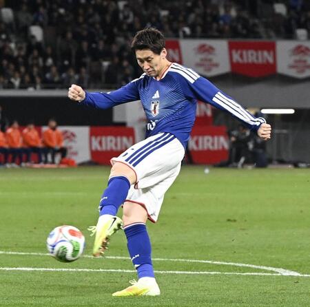 　前半、ゴールを決める鎌田