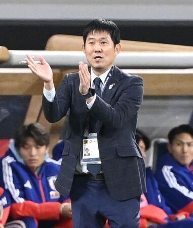 　前半、選手を鼓舞する森保監督