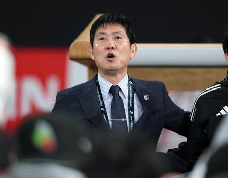 　国歌斉唱する森保監督（撮影・石井剣太郎）