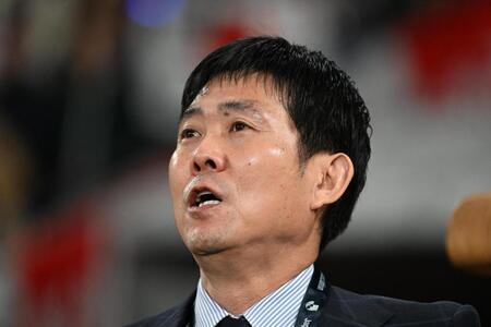 　ボリビア代表との試合前に国歌斉唱する森保監督