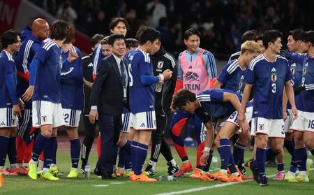 　後半、町野修斗のゴールに笑顔の森保監督（撮影・金田祐二）