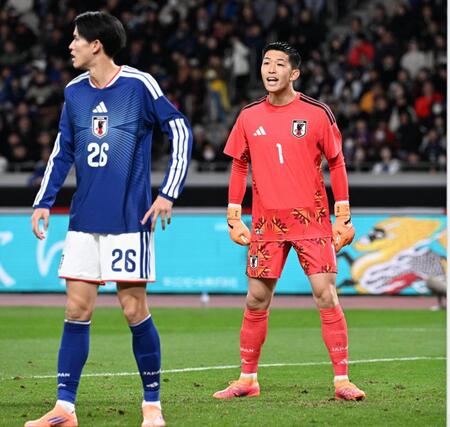 　後半、ボリビアのＣＫの前、指示を出すＧＫ早川（右）