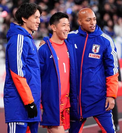 　ボリビアに快勝し、写真に納まる（左から）ＧＫ野沢、早川、小久保