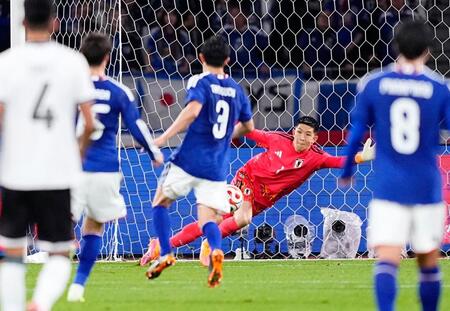 　前半、ボリビアのシュートに飛びつくＧＫ早川