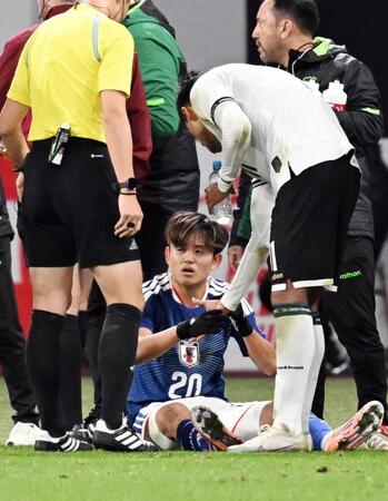 　前半、ボリビア選手に倒され座り込む久保