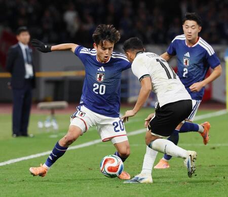 　前半、ドリブルで攻め上がる久保（左）