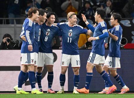 　前半、先制ゴールを決めた鎌田（左から２人目）と喜ぶ日本代表イレブン