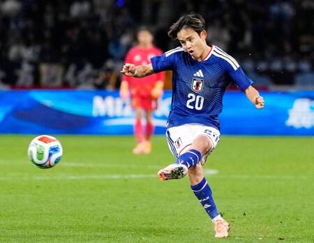 　後半、ＦＫを放つ久保