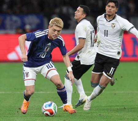 　後半、競り合う堂安（左）