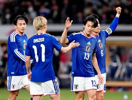 　後半、チーム３点目のゴールを決め、タッチを交わす中村（１３）