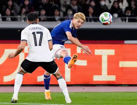 　後半、クロスを上げる堂安