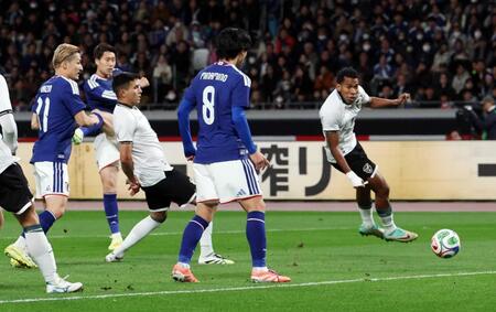 　前半、先制ゴールを決める鎌田（左奥）