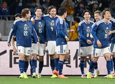 　前半、先制ゴールを決め、笑顔を見せる鎌田（左から２人目）ら日本代表イレブン
