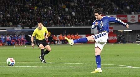 　前半、ゴールを決める鎌田