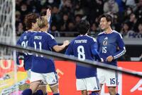 　前半、先制ゴールを決め喜ぶ鎌田大地（撮影・金田祐二）