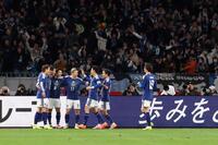 　前半、先制ゴールを決め喜ぶ鎌田大地（左から２人目）ら日本代表イレブン（撮影・石井剣太郎）