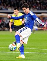 　前半、先制ゴールを決める鎌田