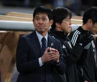 　国歌斉唱し涙を流す森保監督（撮影・金田祐二）