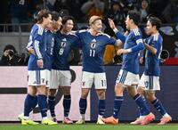 　前半、先制ゴールを決めた鎌田（左から２人目）と喜ぶ日本代表イレブン