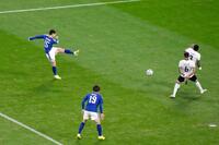 　前半、先制ゴールを決める鎌田（左上）