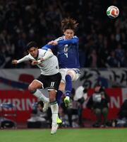 　前半、競り合う板倉滉（撮影・金田祐二）